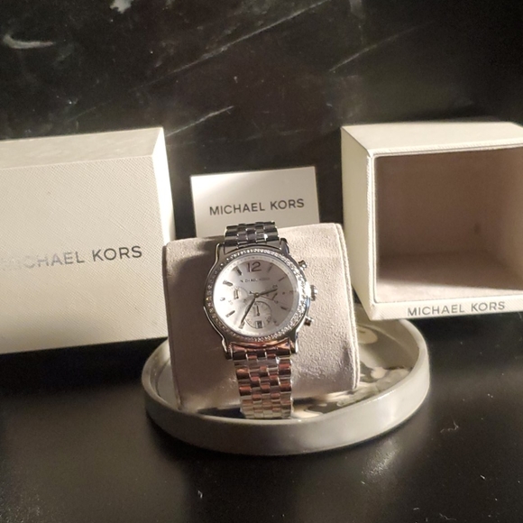 Michael Kors watch new in box - Picture 2 of 4